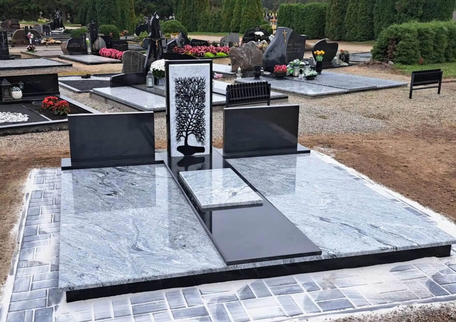 Granito paminklas su medžio motyvo dekoru ir įrengta kapavietė